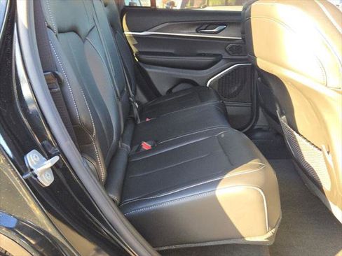 New 2025 Jeep Grand Cherokee Limited w/ Black Appearance Package image 9