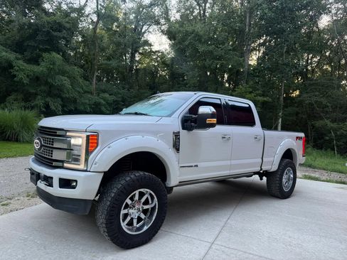Used 2019 Ford F250 Platinum w/ Platinum Ultimate Package AWD/4WD image 2