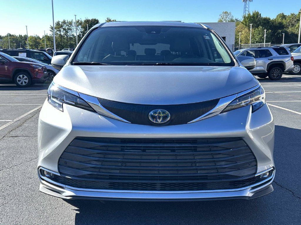 Used 2021 Toyota Sienna XLE FWD image 2