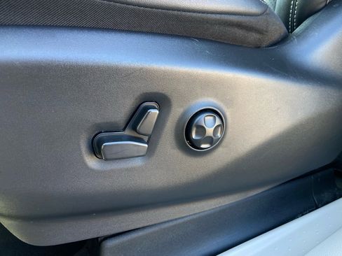 Used 2024 Chrysler Pacifica Touring-L image 13