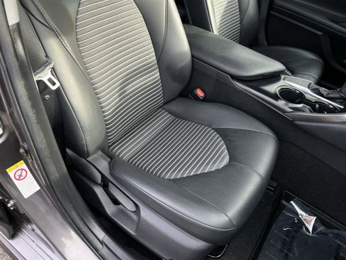 Used 2018 Toyota Camry L image 16