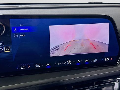 Used 2025 Chevrolet Traverse LT image 9