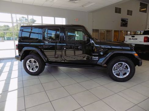 Used 2022 Jeep Wrangler Unlimited Sahara w/ LED Lighting Group AWD/4WD image 9