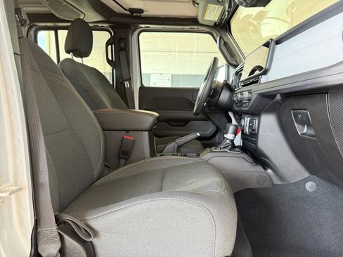 Used 2024 Jeep Wrangler Sahara image 19
