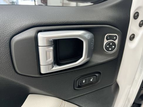 Used 2021 Jeep Gladiator Overland AWD/4WD image 13