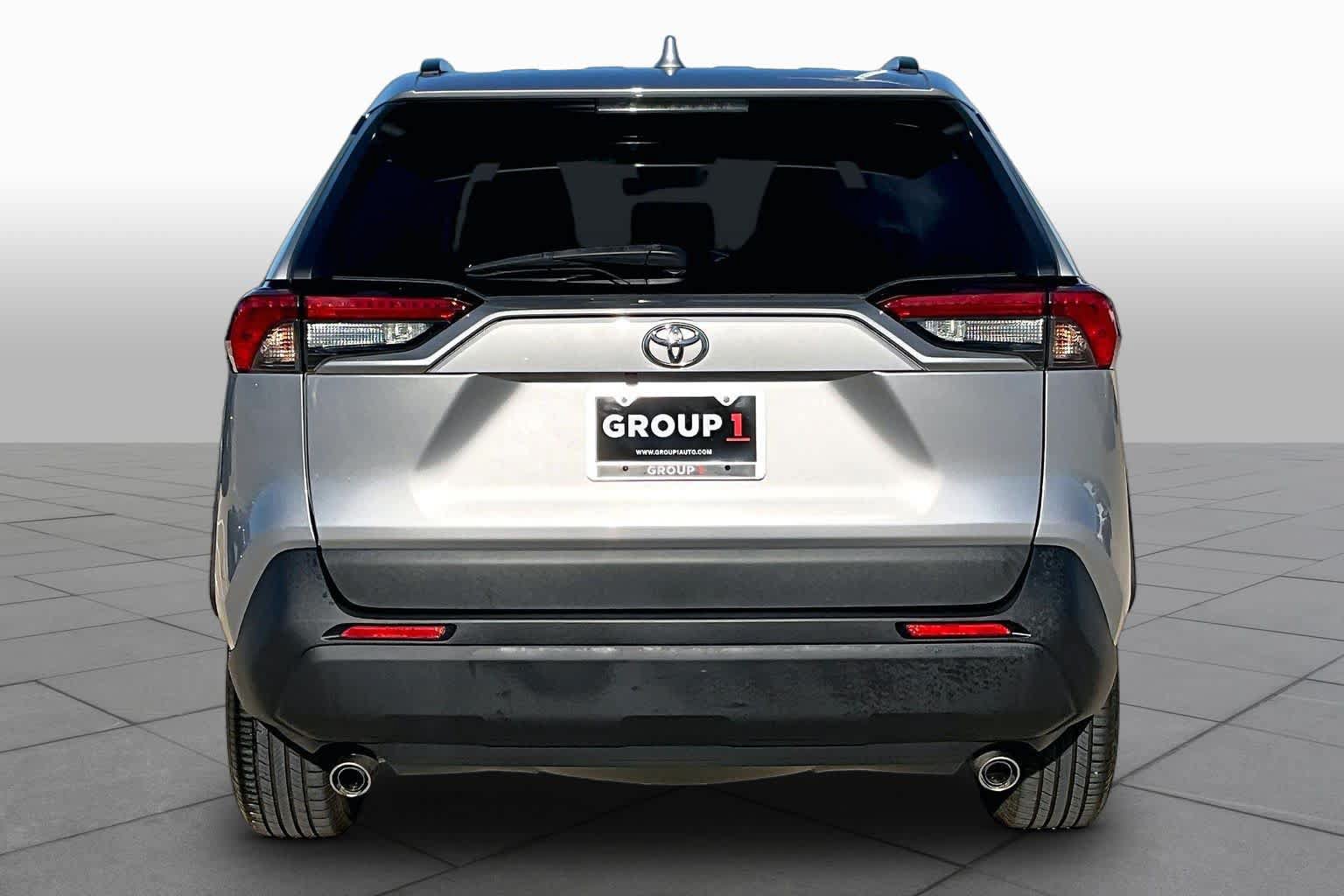Used 2019 Toyota RAV4 LE FWD image 5