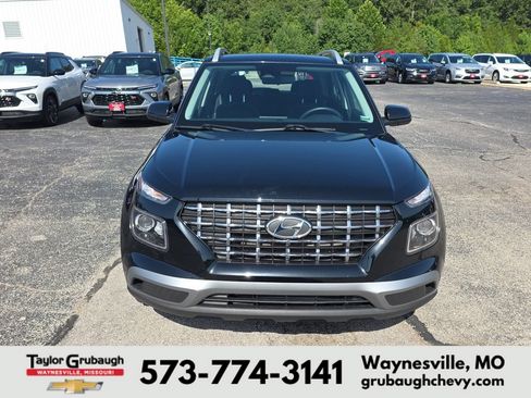 Used 2023 Hyundai Venue SEL FWD image 3