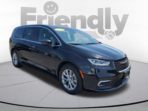 Used 2026 Chrysler Pacifica Limited FWD image 7