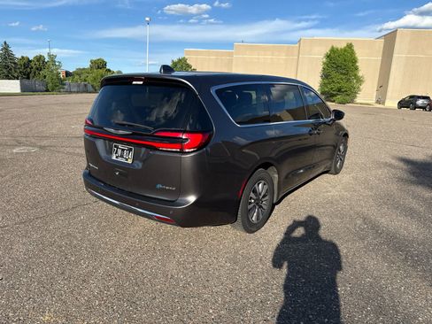 Used 2022 Chrysler Pacifica Touring-L FWD image 15