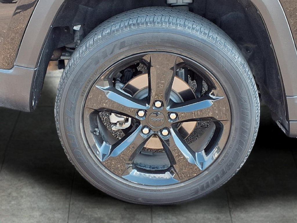 Used 2024 Jeep Grand Cherokee Altitude RWD image 9