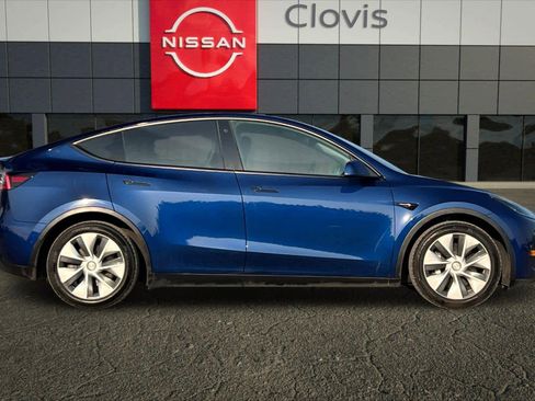 Used 2021 Tesla Model Y Standard Range image 9