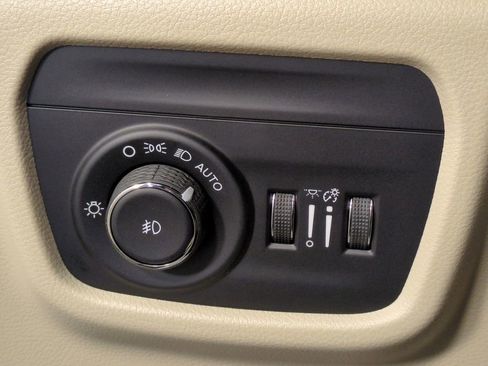 Used 2025 Jeep Grand Cherokee Limited w/ Luxury Tech Group II image 30