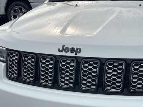 Used 2022 Jeep Grand Cherokee Laredo X AWD/4WD image 9