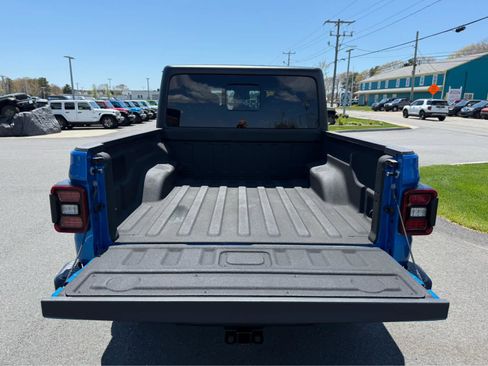 Used 2025 Jeep Gladiator Sport AWD/4WD image 8