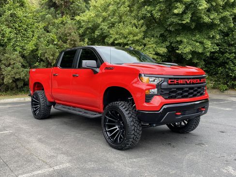 Used 2026 Chevrolet Silverado 1500 Custom Trail Boss w/ LPO, Dark Essentials Package AWD/4WD image 2