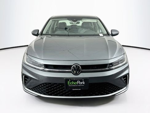 Used 2025 Volkswagen Jetta SE FWD image 2