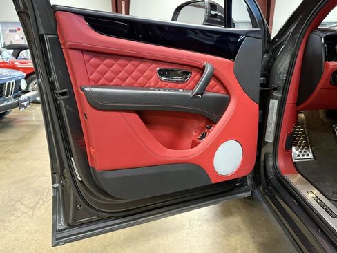 Used 2018 Bentley Bentayga image 58