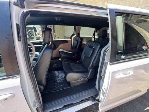 Used 2019 Dodge Grand Caravan SXT FWD image 15