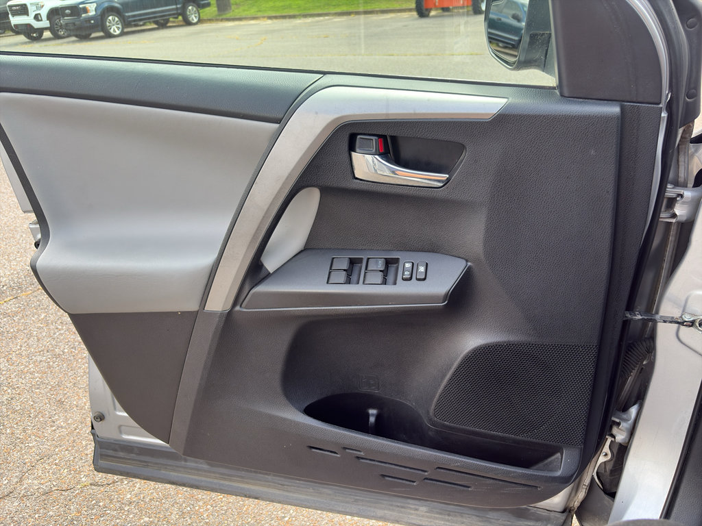 Used 2016 Toyota RAV4 XLE AWD/4WD image 21