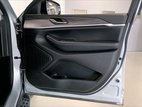 Used 2023 Jeep Grand Cherokee Limited w/ Luxury Tech Group II image 25