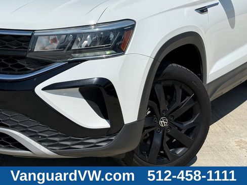 Used 2023 Volkswagen Taos SE w/ Panoramic Sunroof Package FWD image 3