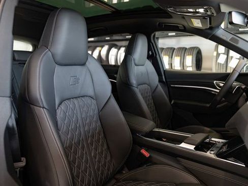 Used 2022 Audi e-tron S Prestige image 17