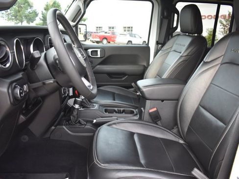 Used 2023 Jeep Gladiator Overland w/ Cold Weather Group AWD/4WD image 14