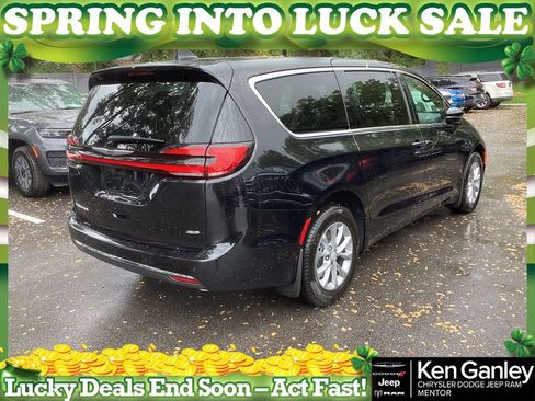 New 2026 Chrysler Pacifica Select image 8