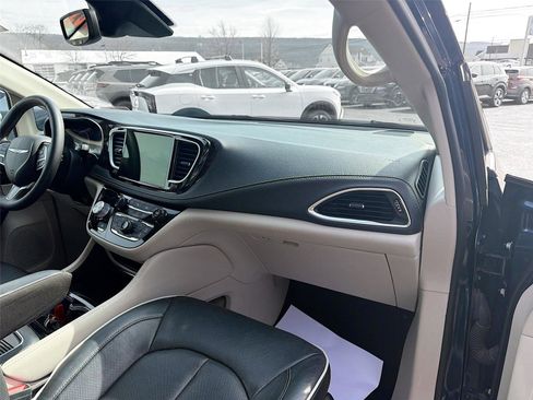 Used 2023 Chrysler Pacifica Limited image 31