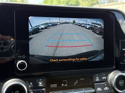 Used 2023 Toyota Highlander XLE AWD/4WD image 18