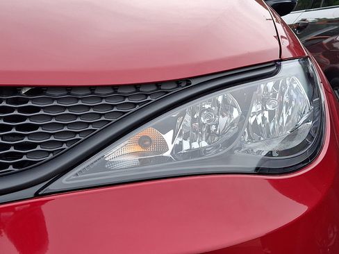Used 2027 Chrysler Pacifica LX FWD image 4