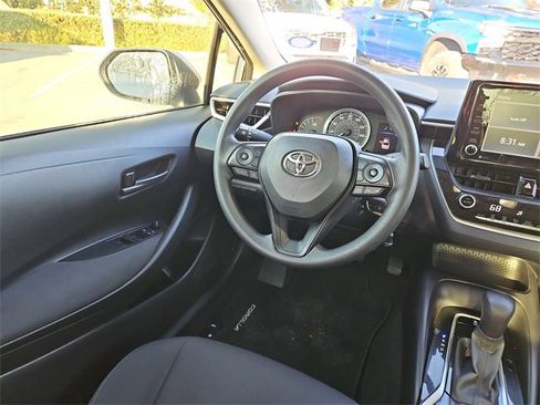 Used 2022 Toyota Corolla LE image 9