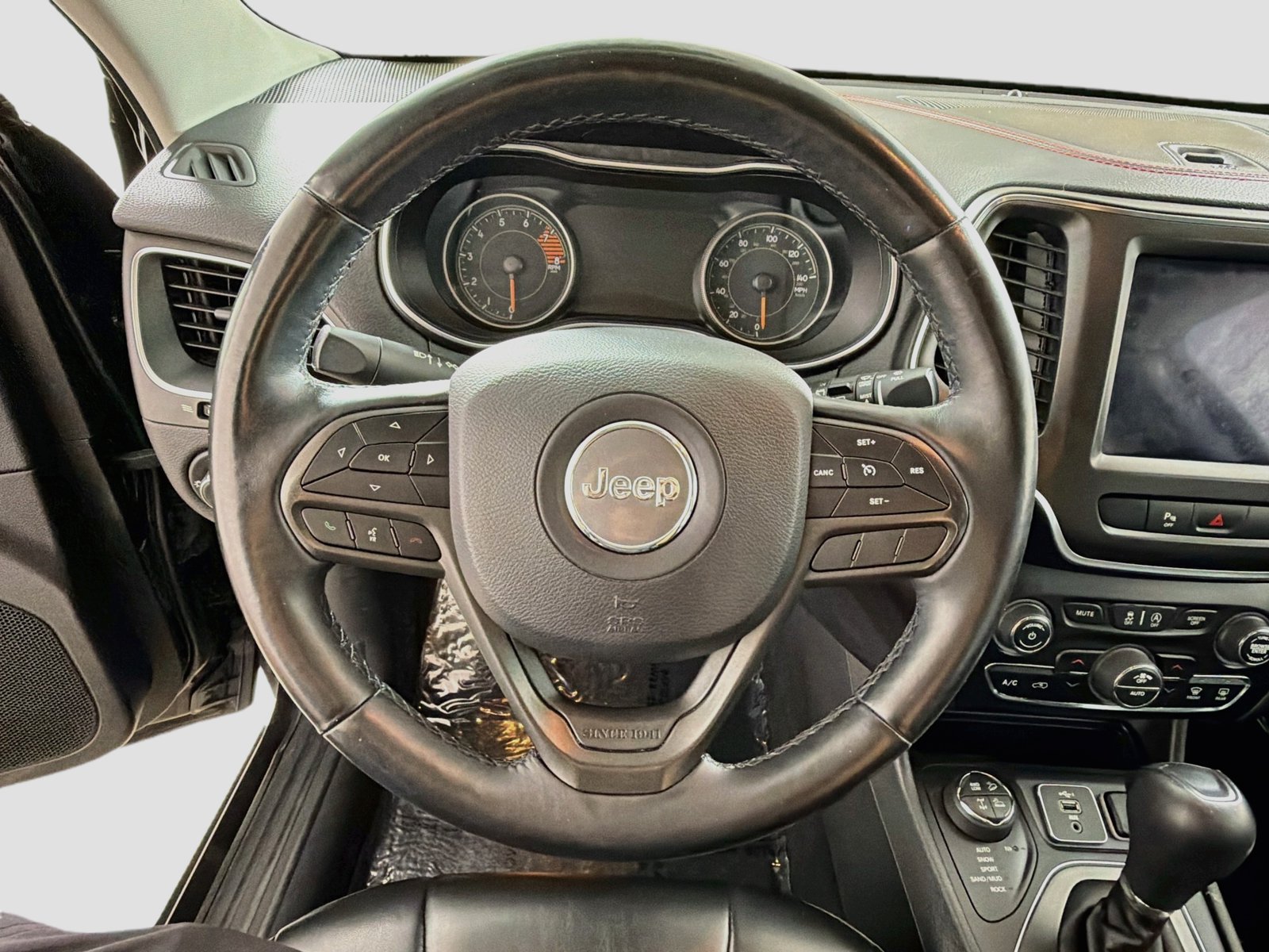 Used 2019 Jeep Cherokee Trailhawk w/ Cold Weather Group AWD/4WD image 10