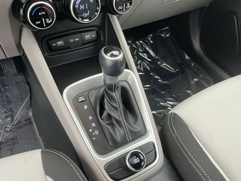 Certified 2022 Hyundai Venue SEL image 23