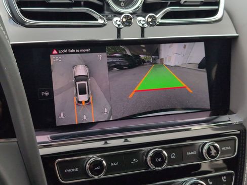 Used 2024 Bentley Bentayga image 22