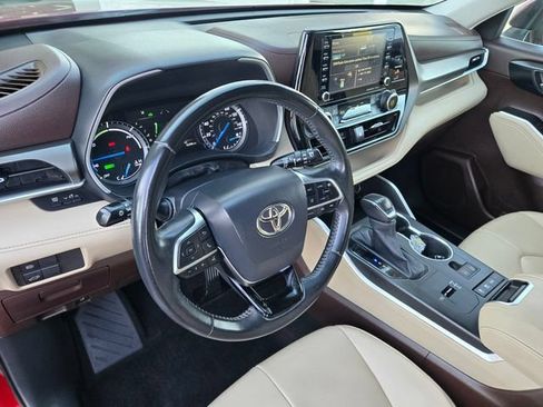 Certified 2020 Toyota Highlander XLE AWD/4WD image 12