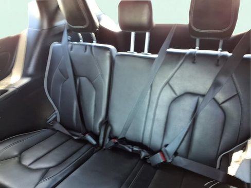 Used 2025 Chrysler Pacifica Limited FWD image 18