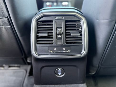 Used 2025 Porsche Macan image 42