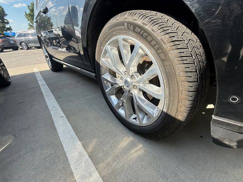 Used 2018 Ford Expedition Limited w/ Equipment Group 302A AWD/4WD image 15