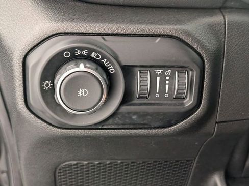 Used 2018 Jeep Wrangler Unlimited Sahara image 13