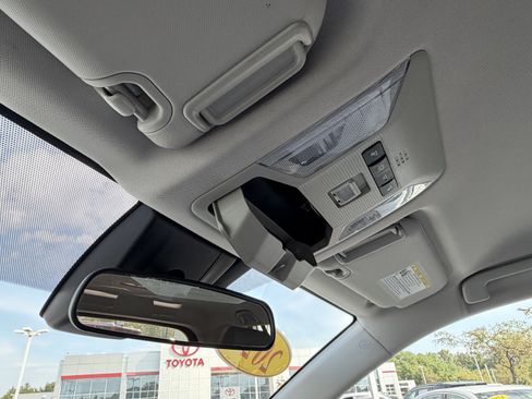 Used 2020 Toyota RAV4 XLE AWD/4WD image 27