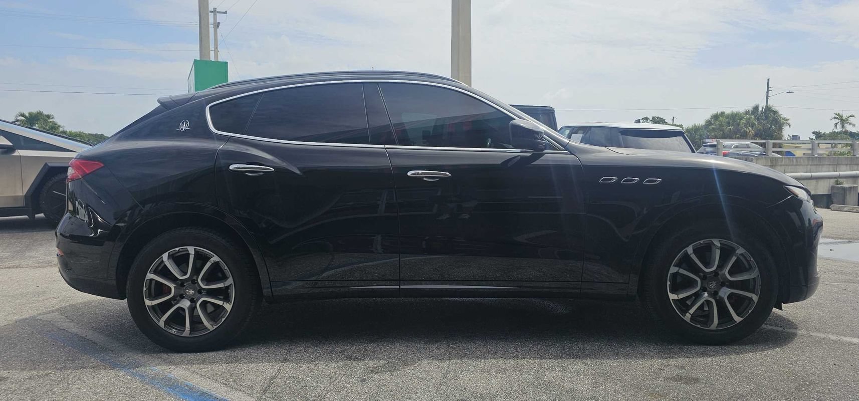 Used 2017 Maserati Levante w/ Luxury Package AWD/4WD image 28