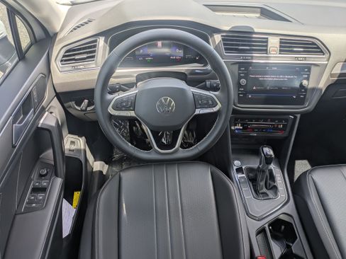 Used 2022 Volkswagen Tiguan SE FWD image 14