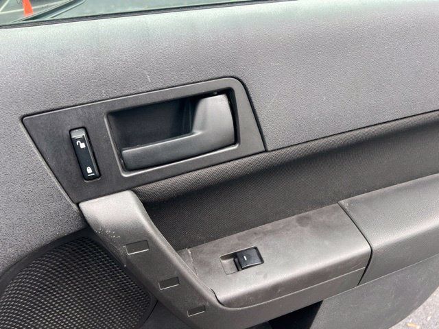Used 2010 Ford Focus SE FWD image 28