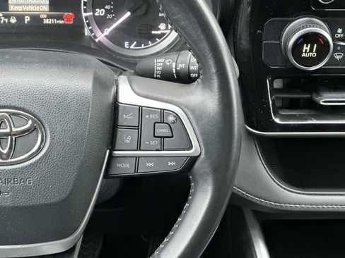 Used 2024 Toyota Highlander LE image 21