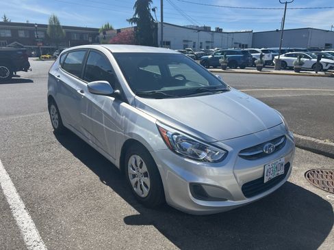 Used 2017 Hyundai Accent SE image 2