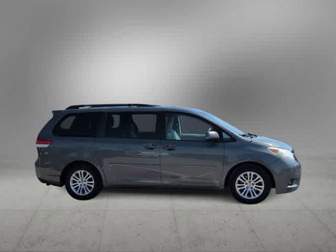 Used 2014 Toyota Sienna XLE FWD image 9