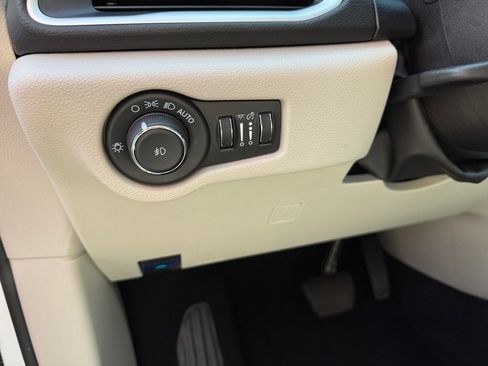Used 2024 Chrysler Pacifica Touring-L FWD image 34