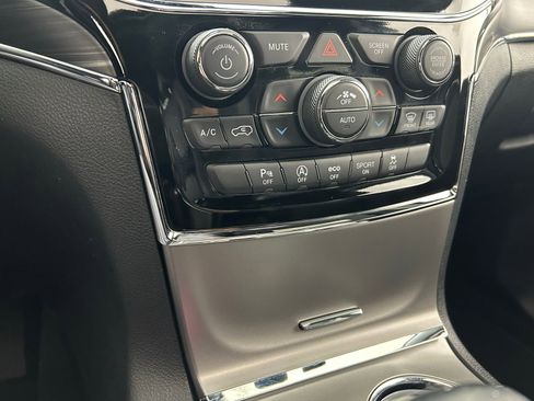 Used 2020 Jeep Grand Cherokee Limited w/ Luxury Group II image 21