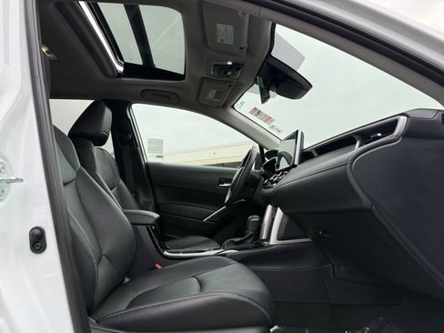 Used 2024 Toyota Corolla Cross XLE image 19